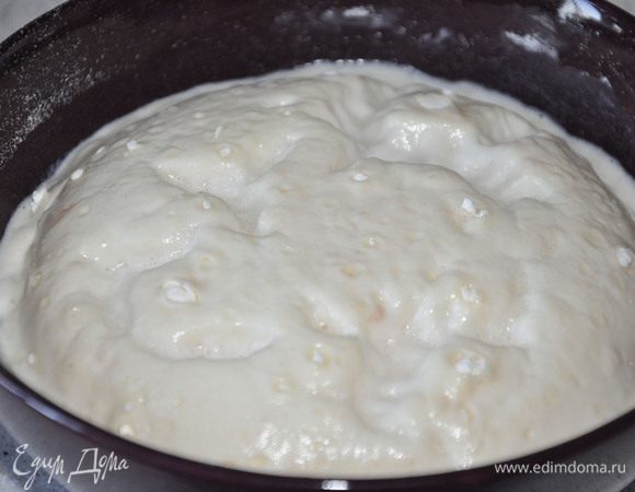 Приготовить опару. Молоко нагреть до очень теплого состояния. Смешать покрошенные дрожжи, 2 ст. л. муки, 2 ст. л. сахара и 100 мл молока. Оставить минут на 15-20. Масса увеличится в 2-3 раза.