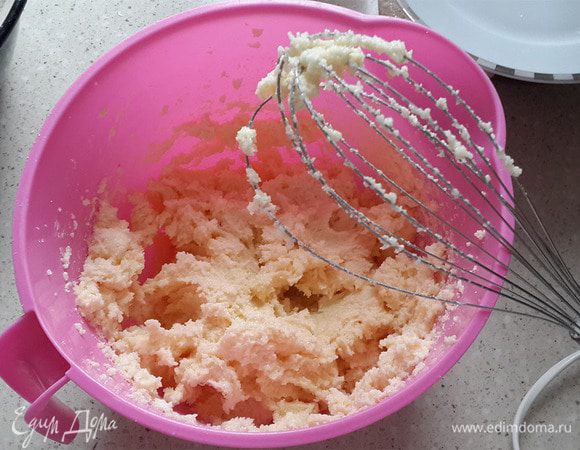 Масло комнатной температуры взбить с оставшимся сахаром и ванилином.