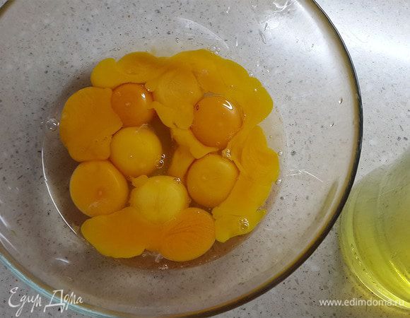 По частям добавлять желтки, затем целые яйца. 