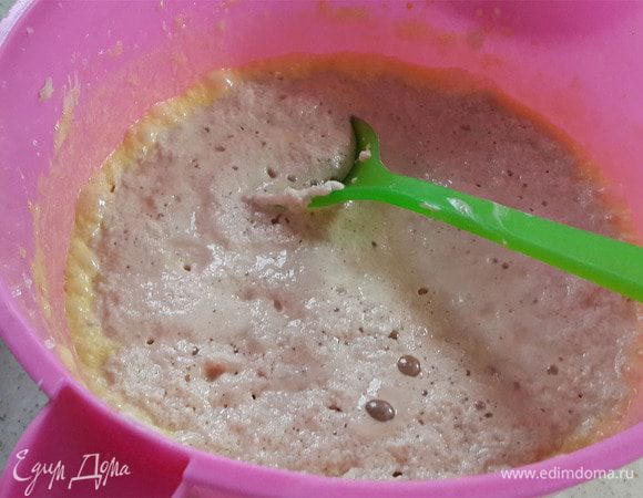 Влить оставшееся молоко и опару. Затем половину муки.