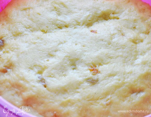 Добавить цукаты с изюмом и орехи, оставшуюся муку (муки может пойти больше или меньше, зависит от размера яиц и количества невпитанного коньяка), замесить эластичное тесто. Поставить снова в теплое место на 1,5-2 часа, пока масса не увеличится в 2 раза. Затем обмять, снова поставить в теплое место.