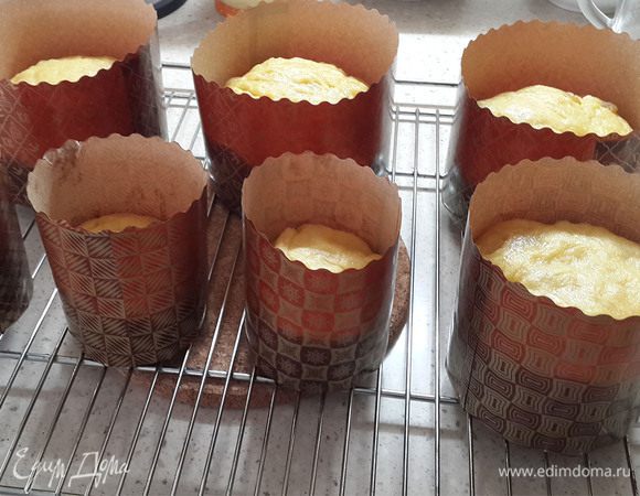 Когда тесто подойдет, скатать шарики и разложить по бумажным формам. Заполнять примерно на половину или чуть больше. Выпекать около 1 часа при 180°C (зависит от размера куличей.)