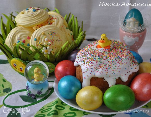 Теплые или полностью остывшие паски смазать глазурью. Для этого на средних оборотах миксером взбить белки с сахарной пудрой до состояния  густой сметаны, чтобы получились красивые подтеки. Если хотите густую шапочку, то добавить пудру и еще взбить. Посыпать кондитерской посыпкой. В этот раз моя глазурь почему-то осталась мягкой, а я люблю твердую и сухую. просто поставьте куличи в духовку, разогретую до 110°С на 10-15 минут. Тогда сверху схватится твердая корка, а серединка останется мягкой.