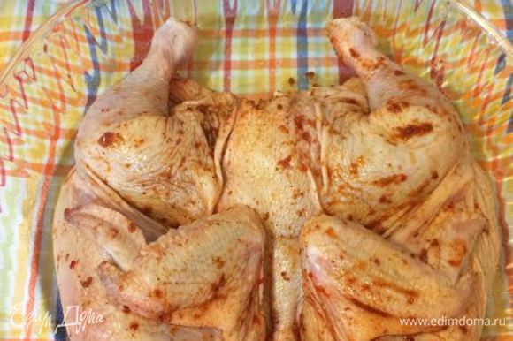 Духовку нагреть до 200°С. Цыпленка натереть, морской солью и аджикой, переложить в форму для запекания и отправить в духовку.