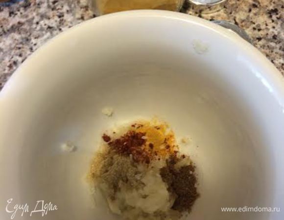 В ступке смешать чеснок, сванскую соль, сухую кинзу, имеритинский шафран и уцхо-сунели, перетереть. Добавить сливки и перемешать.