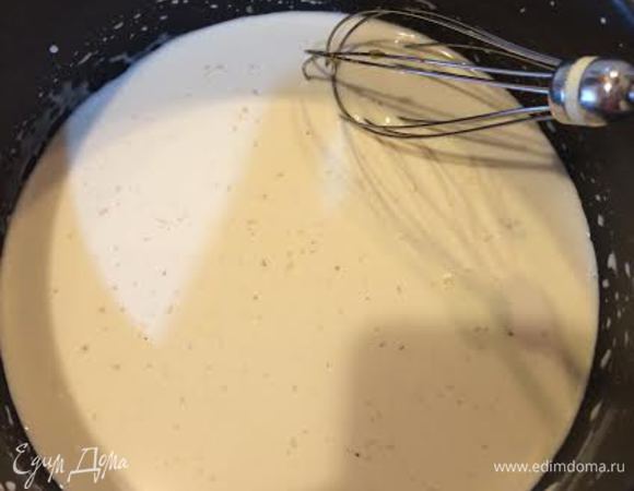 Сливки перелить в кастрюльку и прогреть на медленном огне постоянно помешивая.