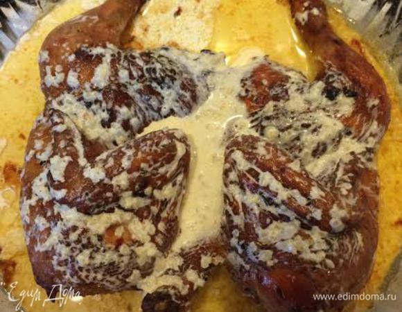 За 15 минут до готовности цыпленка залить его сливками и запекать до готовности.