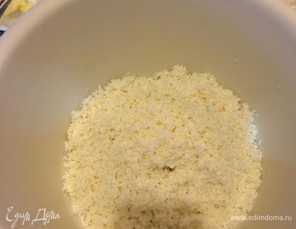 Творог протереть через сито.