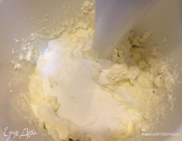 Добавить сахарную пудру и ванильный экстракт и еще раз все хорошо перемешать блендером. Должна получиться воздушная масса.