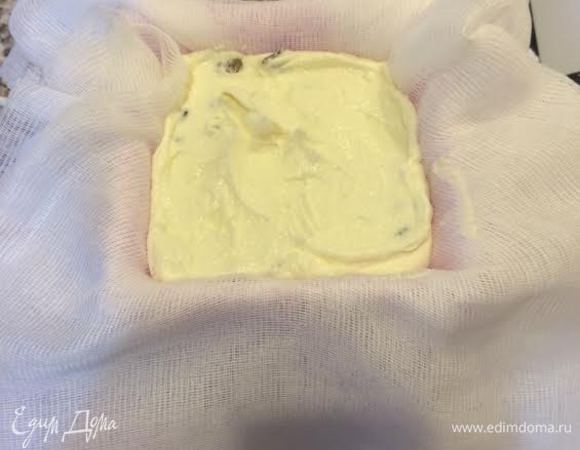 Выложить творожную массу в пасочницу, хорошо утрамбовывая.