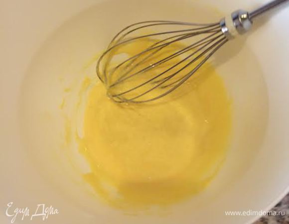 Готовим крем: желтки, сахар, ванильный сахар, муку и кукурузный крахмал, хорошо перемешать.