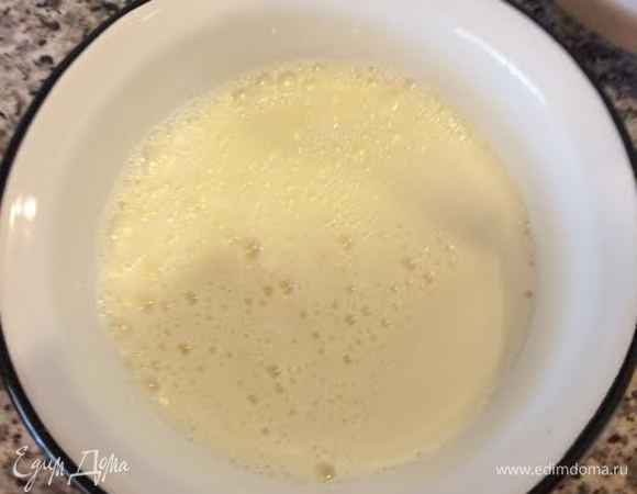 Добавить яйца в молоко и быстро перемешать венчиком.