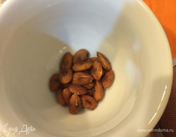 Миндаль слегка размять в ступке.