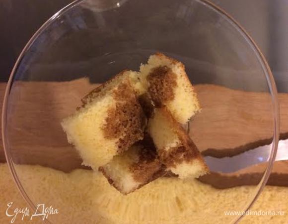 В бокал положить несколько кусочков бисквита и полить кофем.