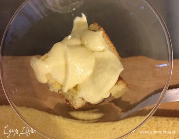 Положить 1 десертную ложку крема.