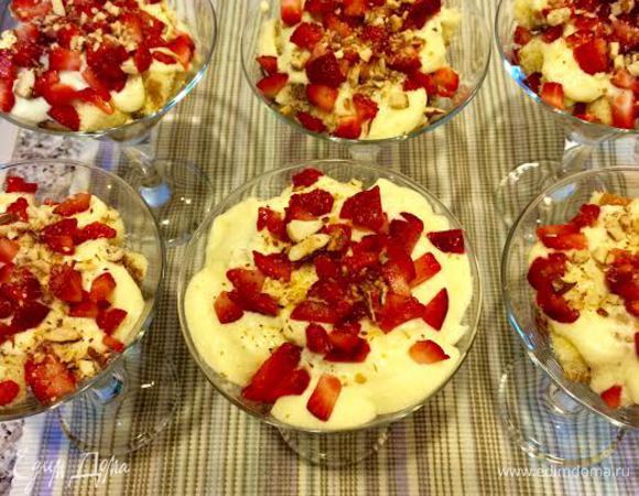 Потом опять бисквит, кофе, крем и клубника.