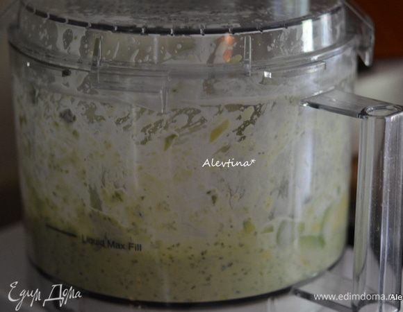 В блендаре или в кухонном процессоре порубить авокадо 1/2 шт. очищенный от кожуры и ядра. Добавить сметану, кинзу,сок лайма, черный перец по вкусу, 1 ст. л. оливкового масла. Все перемешать.
Перелить в формочку.