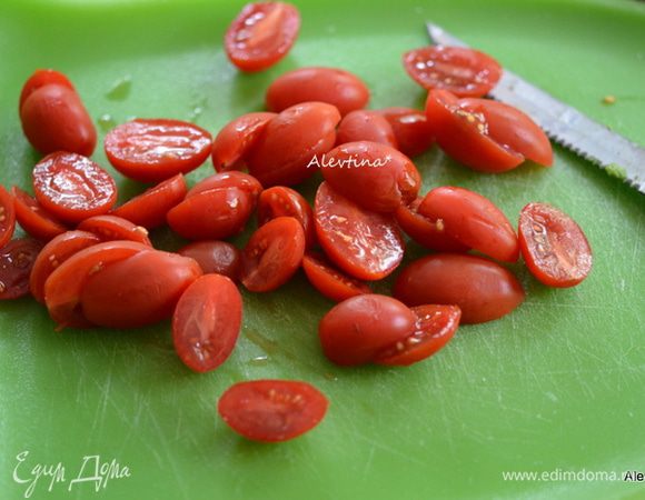 Помидоры сливовой формы 4 шт. или черри нарезать крупно.