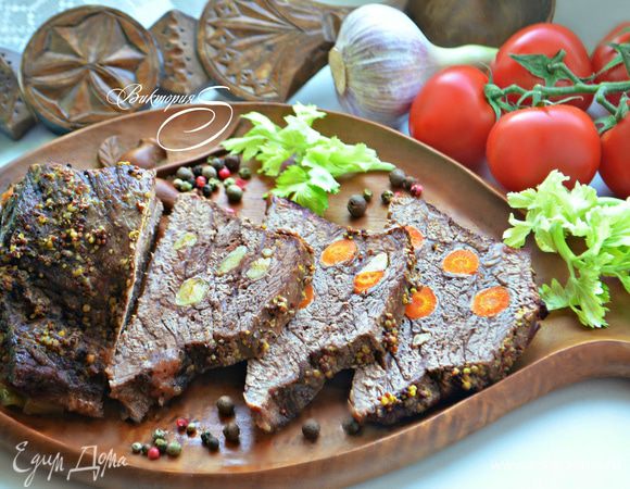 Готовому мясу дать отдохнуть (накрыв фольгой). Нарезать уже остывшее мясо на ломтики и подавать с овощами или любым другим гарниром. Приятного вам аппетита!