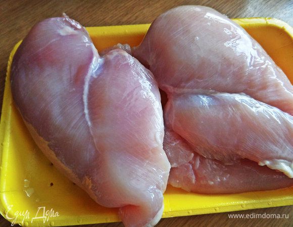 Две крупные грудки промыть, обсушить.