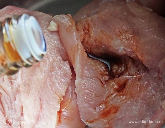 Побрызгать со всех сторон соевым соусом.