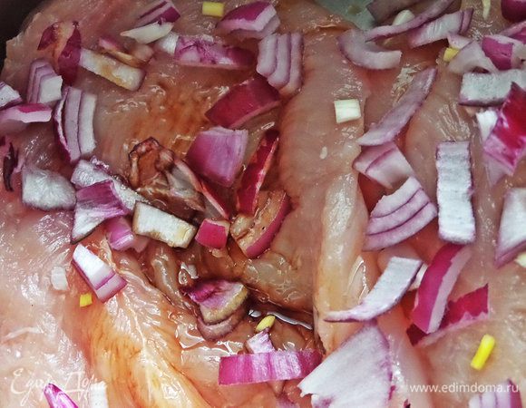 Обсыпать филе луком, поперчить.