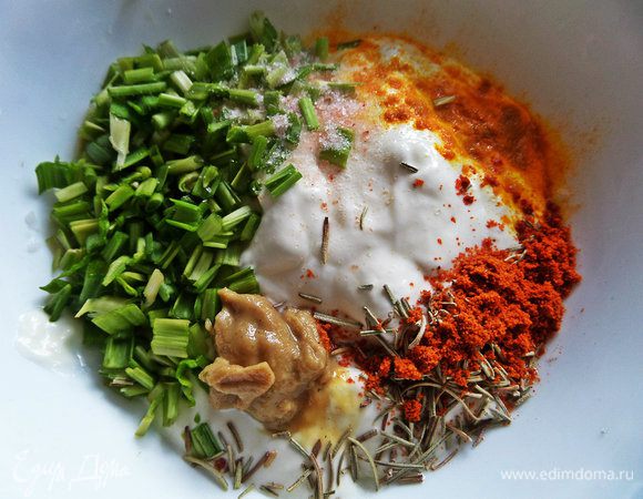 Готовим состав для верхней "шапки". Все смешиваем. Из зелени зеленый лук. Солим немного,так как филе впитало соевый соус. Сметану можно заменить густым несладким йогуртом.