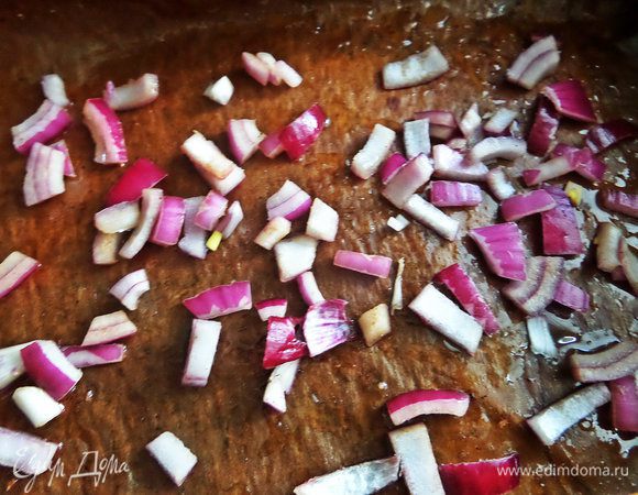 Для запекания готовим прямоугольную форму (у меня смазанный маслом пергамент), чтобы вместилось все раскрытое филе. На дно насыпаем половину лука из маринования.