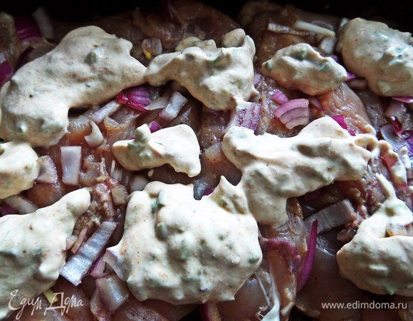 Наносим сверху сметанную заливку.