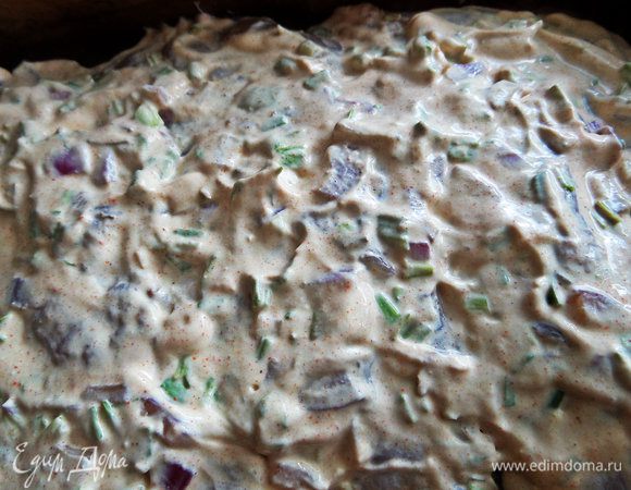 Размазываем кисточкой или силиконовой лопаткой равномерно.