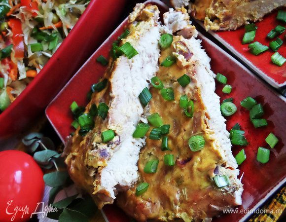 Филе хорошо отделяется не только ножом, а даже вилкой, остается сочным и мягким благодаря заливке.