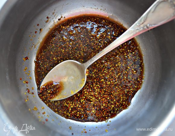 Для маринада смешайте соевый соус, горчицу, кленовый сироп. Добавьте кайенский и свежемолотый черный перец, слегка подсолите. Положите ребрышки в контейнер, залейте маринадом, хорошо перемешайте, потрясите и оставьте мариноваться при комнатной температуре на 2 часа. Можно положить на всю ночь в холодильник.