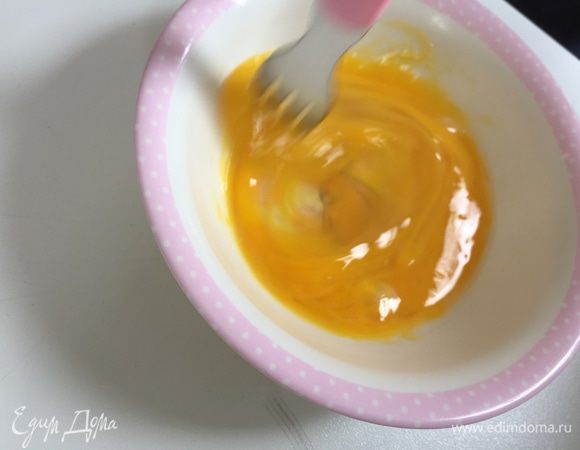 Разбиваем в чашку яйцо, слегка взбалтываем.