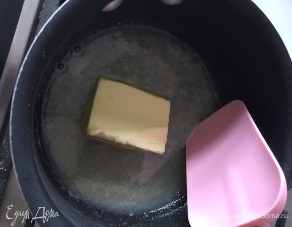 В теплом молочном сиропе распускаем сливочное масло.