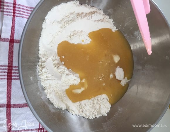 Жидкую массу соединяем с мукой, замешиваем тесто.