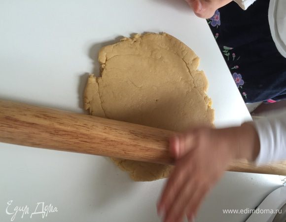 Раскатываем пласт толщиной 7-8 мм. 