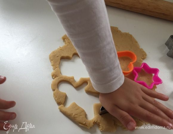 Вырезаем коржики стаканом ну или как в нашем случае — в форме печенюшек. 