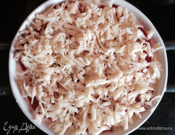 Присыпаем тертым сыром и ставим выпекаться в заранее разогретую до 200°С духовку на 30 минут. 

(Поскольку духовки у всех разные, время приготовления может отличаться. Запеканку можно считать готовой, как только сыр превратиться в золотисто-румяную корочку)