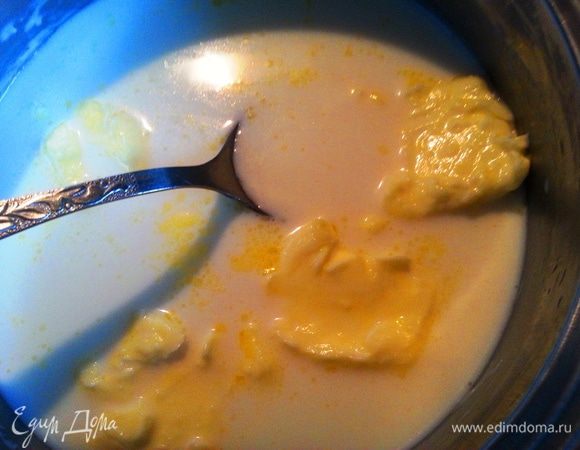 Молоко подогреть и прямо в нем растопить сливочное масло.