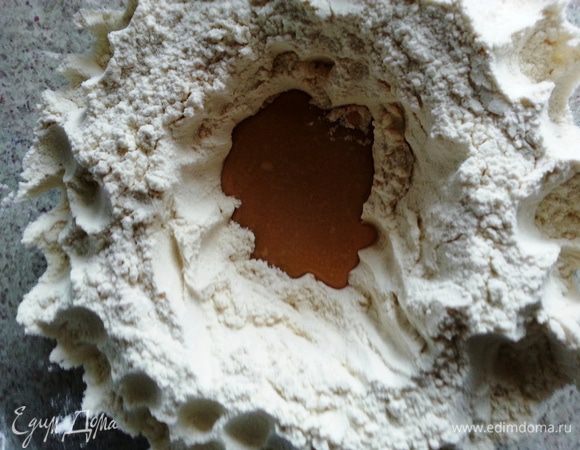 Просеянную муку смешать с солью и оставшимся сахаром. В муке сделать углубление и влить в нее дрожжевую смесь. Миску прикрыть полотенцем, оставить на 20 минут в теплом месте, пока дрожжи "оживут".