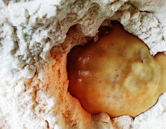 Как только дрожжи начнут "работать", добавить остальное теплое молоко со сливочным маслом, яйца, ложку подсолнечного или другого масла без запаха и замесить тесто.