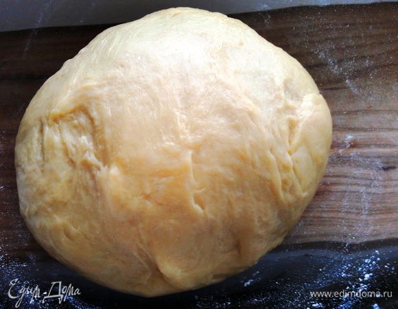 Сразу тесто покажется слишком жидким и липким. Я с ним обычно работаю так: посыпаю мукой рабочую поверхность стола, руки и ставлю рядом с собой миску лишь с двумя дополнительными ложками муки. Этого очень небольшого количества муки мне всегда хватает при замесе. Чем меньше муки добавим, тем лучше, конечно. Каждый раз, когда становиться очень липко, руки лучше помыть под теплой водой, насухо вытереть, "припудрить" их мукой и дальше месить. И так 2-3 раза. Тесто понемногу становится все приятнеe, послушнеe, все мягче и нежнее. И даже становится немного глянцевым, a главное — перестает липнуть к ладошкам. Месить тесто 6-8 минут. Тесто накрыть полотенцем и поставить в теплое место на 1-1,5 часа. Оно должно увеличиться вдвое.