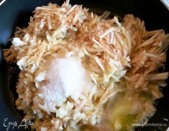 Начинка. Яблоки очистить от кожуры, удалить сердцевину, натереть их на крупной терке и сбрызнуть лимонным соком. На сковороду положить сливочноe маслo и тертые яблоки. Сахар добавить по вкусу, так как это будет зависеть от сорта ваших яблок. В ингредиентах я отметила 4 ст. ложки сахара, но вам может понадобится от 3 до 6 ложек и 1 чайная ложечка ванильного сахара. Потушить яблоки 5-7 минут. Кто любит корицу, можно добавить чайную ложку. Начинку остудить.