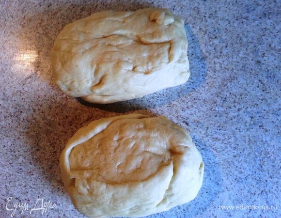 Подошедшее тесто обмять, поделить на 2 части. Пора включить духовку на 175°C.