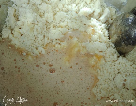 Муку просеиваем с разрыхлителем, трем на терке охлажденное сливочное масло, смешиваем в крошку. Затем растираем яйцо с сахаром и добавляем в тесто. Тесто получается очень мягкое, легкое, может немножко прилипать к рукам. Заворачиваем в пленку и убираем в холодильник на 30 минут. 