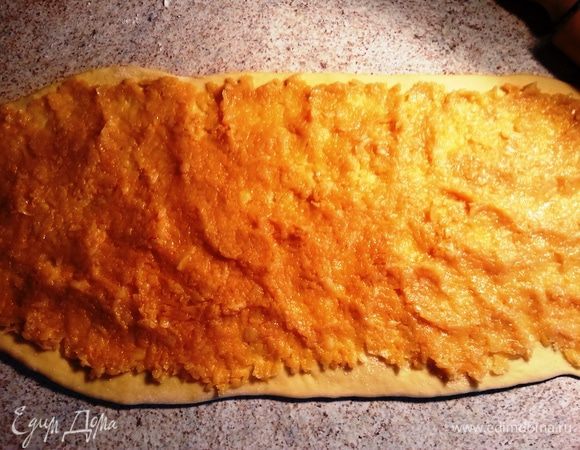 Распределить половину яблочой начинки.