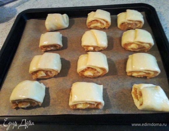 Выпекать 20-25 минут. Я обычно начинаю печь на средней полке духовки, но, так как тесто очень мягкое и нежное, то через 10 минут противень перемещаю ниже, чтобы булочки не обгорали. Пока печется первая партия, готовим вторую партию из второй части теста. Всего из обеих половин теста получается 20-24 булочки.