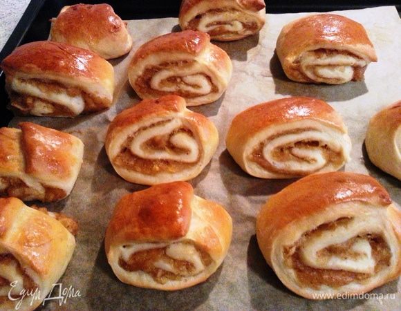 Кисло-сладкое удовольствие готово! Одинаково вкусные они и горячие, и охлажденные! Можно посыпать сахарной пудрой.