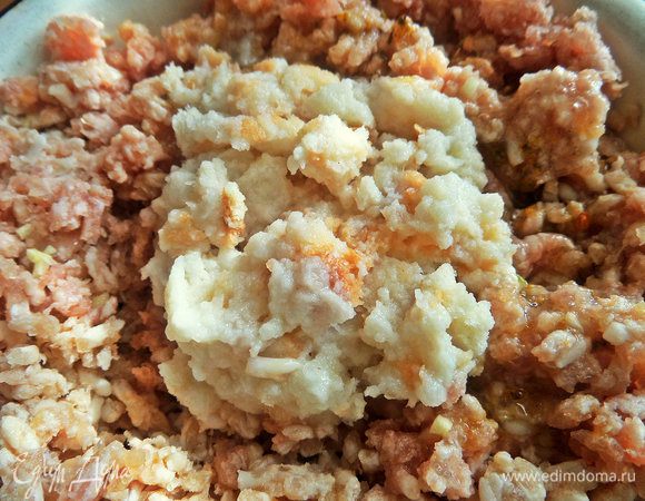 Замачиваем горбушку или ломтик булки, отжимаем от лишней воды и разминаем в фарш.