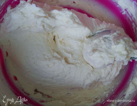 Творог смешиваем со сметаной, сахаром и яйцом. Взбиваем миксером до состояния кремовой массы. Тоже убираем в холодильник. 